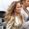 Jennifer Lopez met l'accent sur le doré avec une veste et un pantalon Temperley London, portés sur des sandales à talons Jimmy Choo. Los Angeles, le 25 avril 2012.