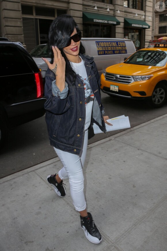 Rihanna, à New York pour la soirée Time 100, rentre à l'hôtel après des répétitions, habillée d'une veste en jean, d'un jean blanc et de baskets Air Jordan Retro 12. Le 24 avril 2012.