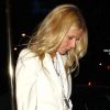 Gwyneth Paltrow fait profil bas mais impressionne par son style, habillée d'un blazer et d'un chemisier blanc, d'un pantalon 7/8e et d'escarpins bleu azur à bouts argentés. New York, le 25 avril 2012.