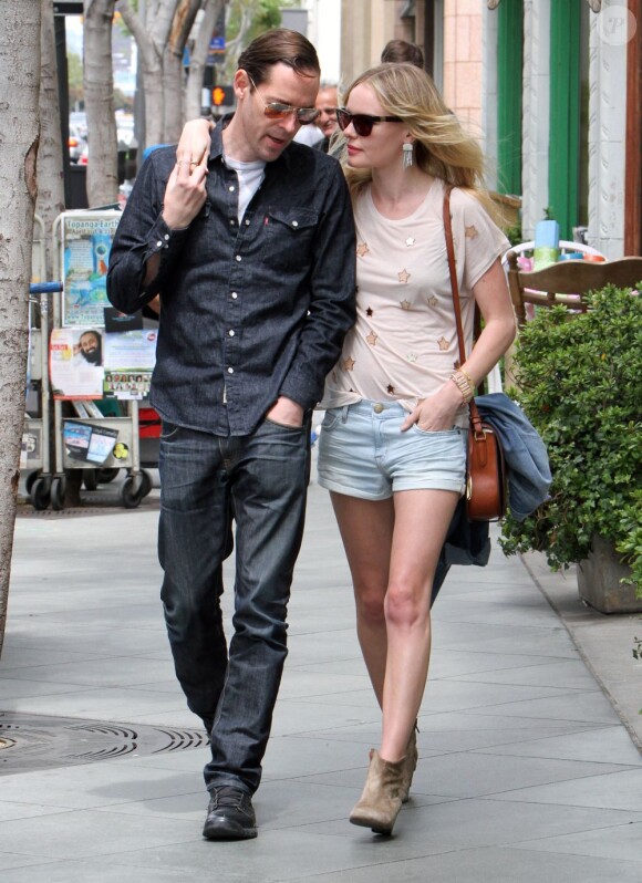 La jolie Kate Bosworth, accompagnée de son conjoint Michael Polish, brille encore par son look composé d'un T-shirt étoilé Mulberry, d'un minishort Current/Elliott et de bottines Isabel Marant. Los Angeles, le 24 avril 2012.