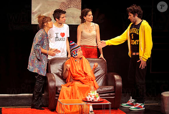Photographies extraites du spectacle Le Grand Soir, joué au Théâtre Daunou, à Paris, à partir du 28 avril 2012.
