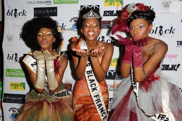Mbathio Beye, lauréate du concours Miss Black France 2012, et ses deux dauphines, prennent la pose devant les photographes. Paris, le 28 avril 2012.