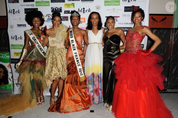 Sandra Bisson, Vincent Mc Doom et Princess Lover entourés des participantes à l'élection de Miss Black France 2012 à la salle Wagram. Paris, le 28 avril 2012.