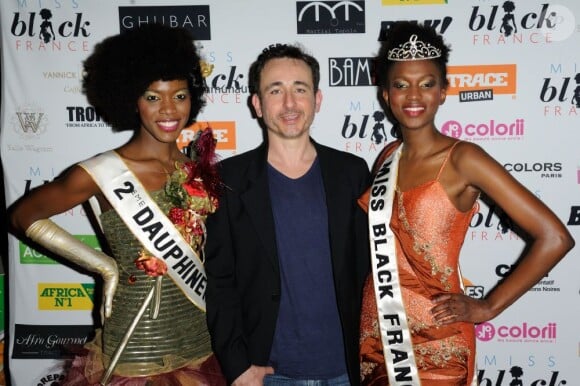 Frédéric Royer, créateur de l'élection de Miss Black France, soutient ses reines de beauté à la salle Wagram. Paris, le 28 avril 2012.