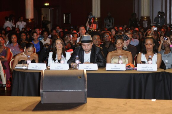 Princess Lover, Karine Lima, Raphäl Yem, Sandra Bisson et Vincent Mc Doom à la table du jury lors de l'élection de Miss Black France 2012 à la salle Wagram. Paris, le 28 avril 2012.