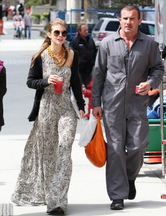 La jolie AnnaLynne McCord et son compagnon Dominic Purcell sur le tournage du film Bailout à Vancouver, le 21 avril 2012