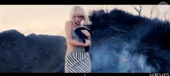 Shakira dans le clip de Addicted to You (2 mai 2012), dernier extrait de l'album Sale el Sol sorti en 2010.
