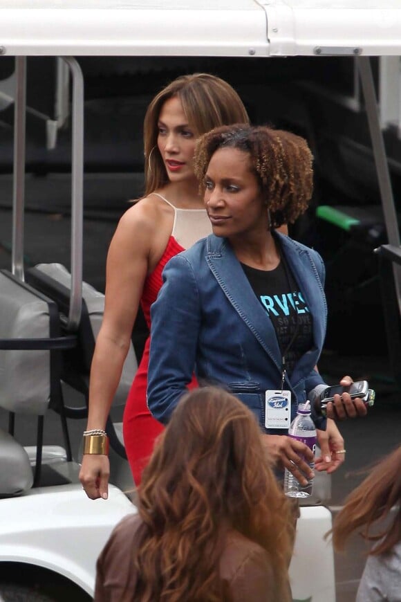 Jennifer Lopez, sexy dans une robe rouge près du corps, s'apprête à enregistrer l'émission American Idol. Los Angeles, le 2 mai 2012.