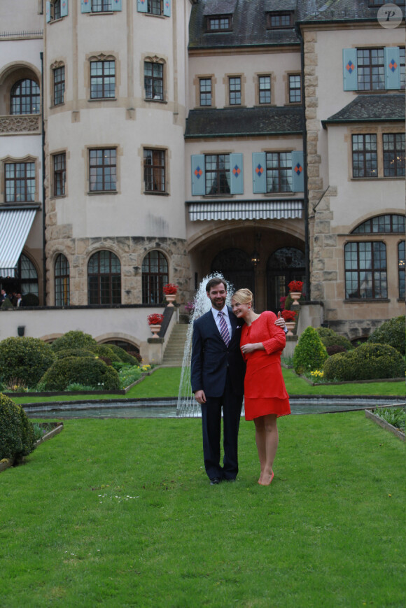 Séance photo dans le parc de Colmar-Berg le jour des fiançailles. Le prince Guillaume, grand-duc héritier de Luxembourg, et la comtesse Stéphanie de Lannoy célébreront leur mariage le samedi 20 octobre 2012. La date a été annoncée le 3 mai par la cour grand-ducale, une semaine après les fiançailles des jeunes gens, annoncées le 26 avril et célébrées à Colmar-Berg le 27 avril 2012.