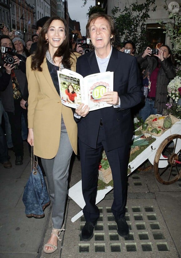 Paul McCartney et son épouse Nancy Shevell au lancement du livre Food de sa fille Mary, à Londres, le 3 mai 2012.