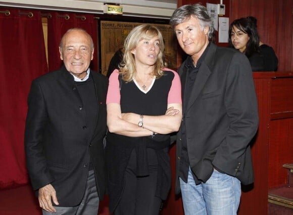 Jacques Séguéla, sa femme Sophie et le metteur en scène Philippe Hersen à la représentation Montagnes Russes au Théâtre Comédia, à Paris, le 3 mai 2012.