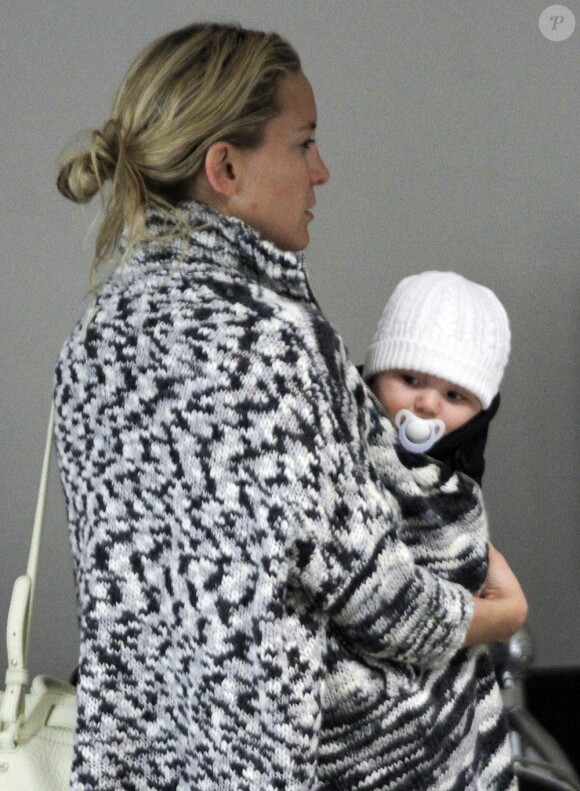 Kate Hudson et son fils Bingham prennent un vol pour Londres. A Los Angeles, en avril 2012