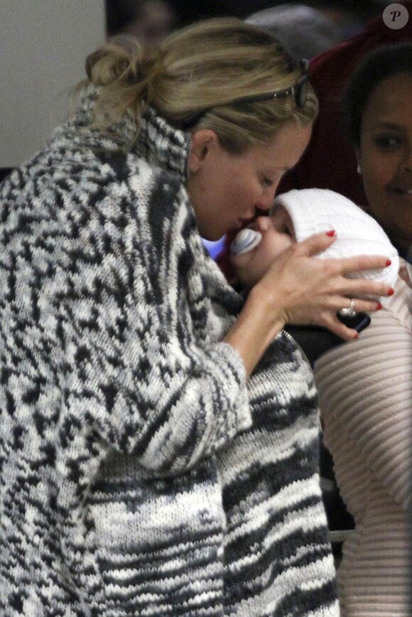 Kate Hudson et son fils Bingham prennent un vol pour Londres. A Los Angeles, en avril 2012