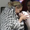 Kate Hudson chouchoute son fils Bingham avant de prendre avec lui un vol pour Londres. A Los Angeles, en avril 2012