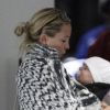 Kate Hudson porte son fils Bingham avant de prendre un vol pour Londres. A Los Angeles, en avril 2012
