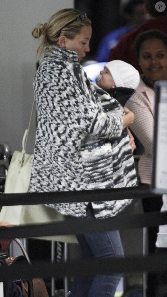 Kate Hudson porte son fils Bingham avant de prendre un vol pour Londres. A Los Angeles, en avril 2012