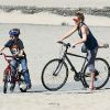 Kate Hudson et son fils aîné Ryder font du vélo à Santa Monica, en mars 2012.