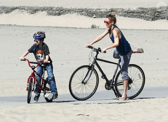 Kate Hudson et son fils aîné Ryder font du vélo à Santa Monica, en mars 2012.