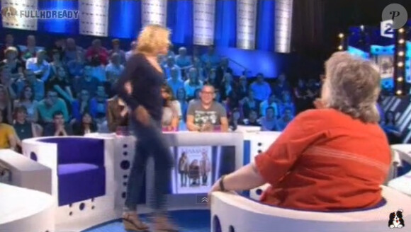 Mathilde Seigner quitte le plateau d'On n'est pas couché, dans l'émission diffusée le samedi 5 mai 2012 sur France 2.