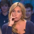 Mathilde Seigner sort fumer une cigarette en pleine interview, sur le plateau d' On n'est pas couché  - émission diffusée le samedi 5 mai 2012 sur France 2.
