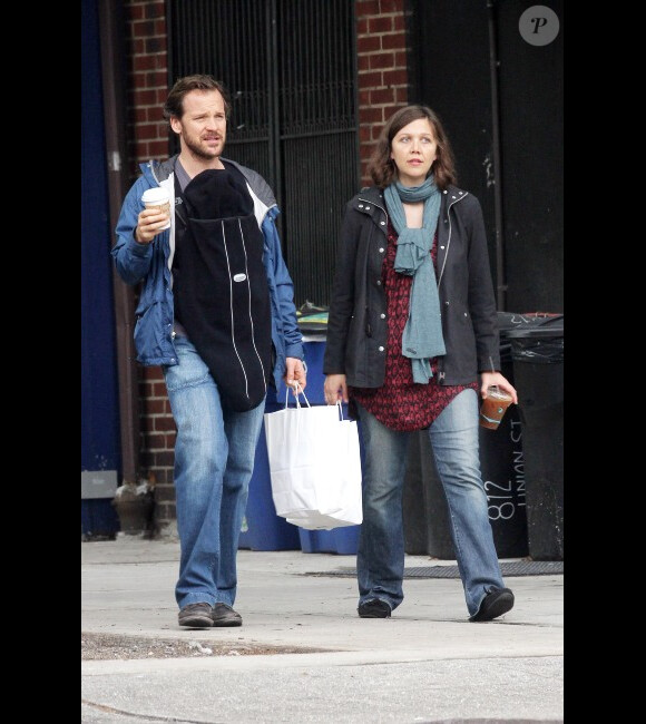 Maggie Gyllenhaal et Peter Sarsgaard à New York, le 5 mai 2012. Première sortie pour leur fille Gloria, née le 19 avril.