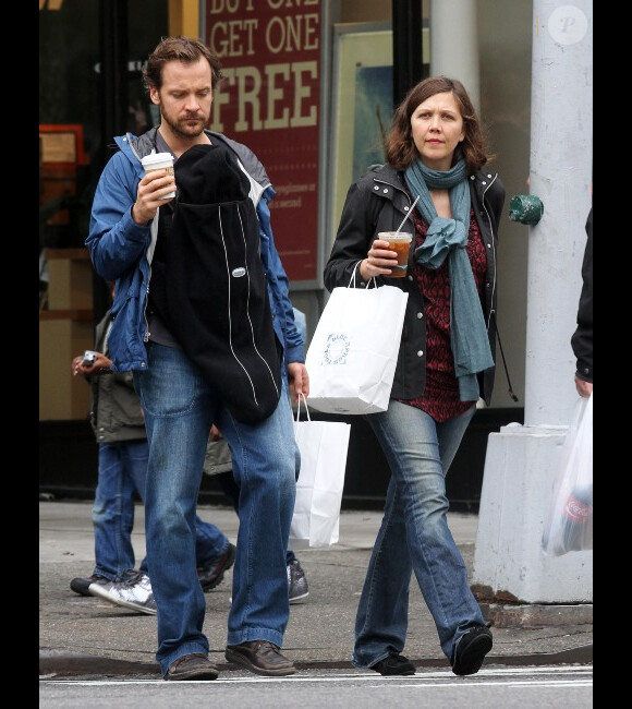 Maggie Gyllenhaal et Peter Sarsgaard à New York, le 5 mai 2012. Première sortie pour leur fille Gloria, née le 19 avril.
