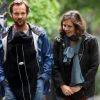 Maggie Gyllenhaal et Peter Sarsgaard à New York, le 5 mai 2012. Première sortie pour leur fille Gloria, née le 19 avril.