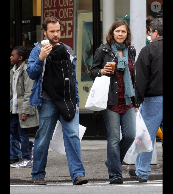 Maggie Gyllenhaal et Peter Sarsgaard à New York, le 5 mai 2012. Première sortie pour leur fille Gloria, née le 19 avril.