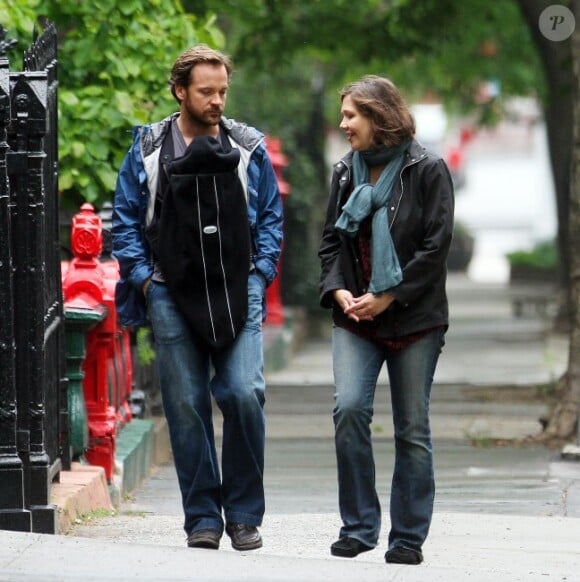 Maggie Gyllenhaal et Peter Sarsgaard et leur fille Gloria, à New York, le 5 mai 2012.