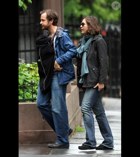 Maggie Gyllenhaal et Peter Sarsgaard à New York, le 5 mai 2012. Première sortie pour leur fille Gloria, née le 19 avril.