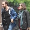 Maggie Gyllenhaal et Peter Sarsgaard à New York, le 5 mai 2012, se promènent avec leur fille Gloria, née le 19 avril.