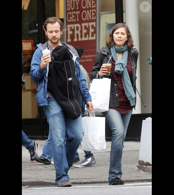 Maggie Gyllenhaal et Peter Sarsgaard à New York, le 5 mai 2012. Première sortie pour leur fille Gloria, née le 19 avril.