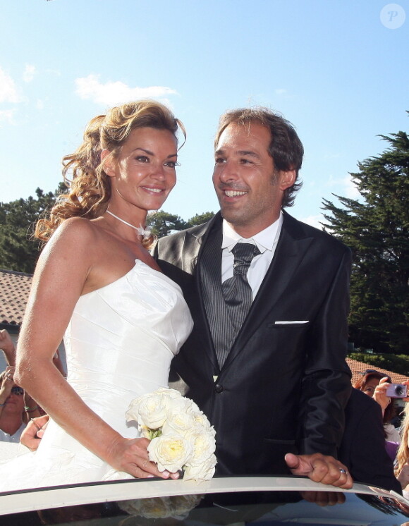 Ingrid Chauvin et son mari Thierry Peythieu lors leur mariage au Cap Ferret en août 2011