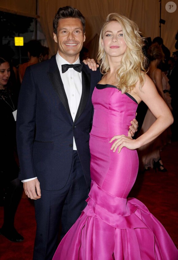 L'animateur Ryan Seacrest et sa compagne Julianne Hough au Costume Institute Gala, à New York, le 7 mai 2012.