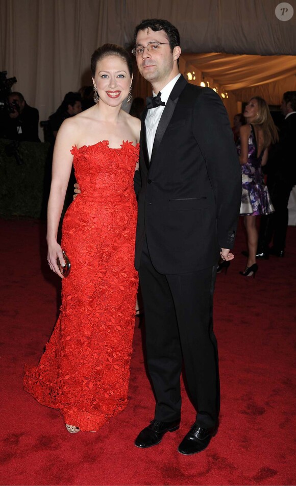 Chelsea Clinton et son mari Marc Mezvinsky au Costume Institute Gala, à New York, le 7 mai 2012.