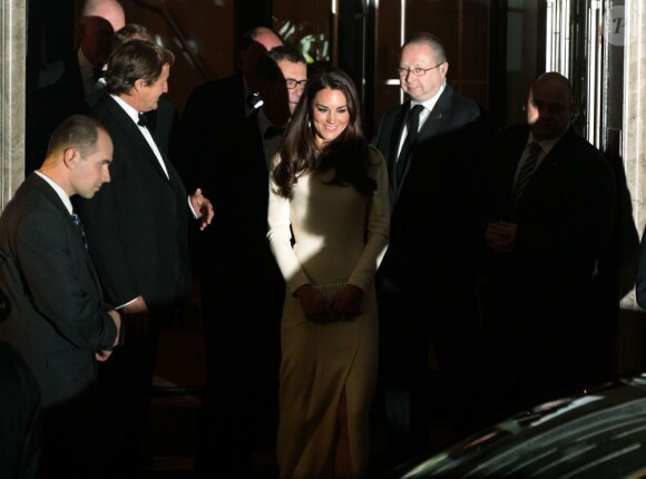 Le prince William et sa femme Catherine prenaient part le 8 mai 2012 au Claridges de Londres à la soirée mensuelle du Thirty Club. Le futur roi d'Angleterre devait prononcer une allocution. Kate Middleton a fait sensation dans une robe Roland Mouret et chaussée de Jimmy Choo.