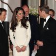 Le prince William et sa femme Catherine prenaient part le 8 mai 2012 au Claridges de Londres à la soirée mensuelle du Thirty Club. Le futur roi d'Angleterre devait prononcer une allocution. Kate Middleton a fait sensation dans une robe Roland Mouret et chaussée de Jimmy Choo.