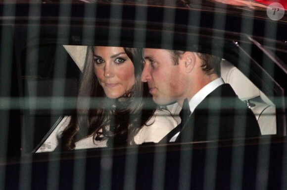 Le prince William et sa femme Catherine le 8 mai 2012 à la sortie du Claridges de Londres après la soirée mensuelle du Thirty Club. Le futur roi d'Angleterre devait prononcer une allocution. Kate Middleton a fait sensation dans une robe Roland Mouret et chaussée de Jimmy Choo.