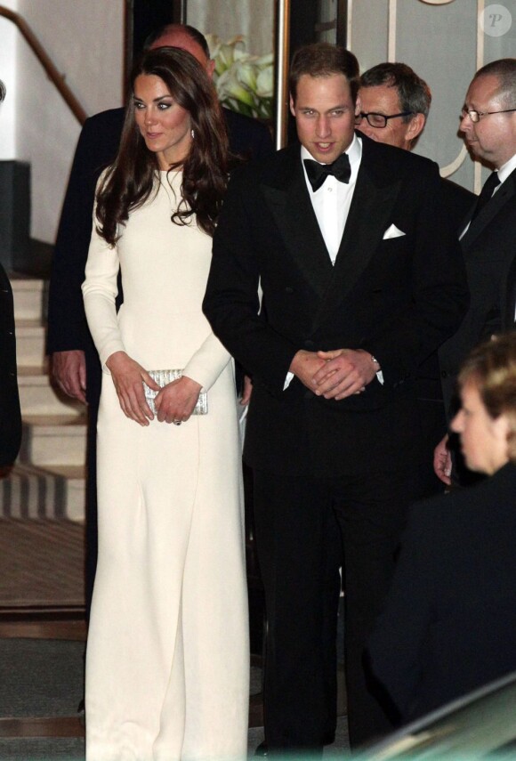 Le prince William et Catherine, duchesse de Cambridge prenaient part le 8 mai 2012 au Claridges de Londres à la soirée mensuelle du Thirty Club. Le futur roi d'Angleterre devait prononcer une allocution. Kate Middleton a fait sensation dans une robe Roland Mouret et chaussée de Jimmy Choo.