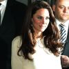 Le duc et la duchesse de Cambridge prenaient part le 8 mai 2012 au Claridges de Londres à la soirée mensuelle du Thirty Club. Le futur roi d'Angleterre devait prononcer une allocution. Kate Middleton a fait sensation dans une robe Roland Mouret et chaussée de Jimmy Choo.