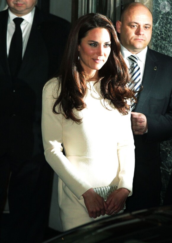 Le duc et la duchesse de Cambridge prenaient part le 8 mai 2012 au Claridges de Londres à la soirée mensuelle du Thirty Club. Le futur roi d'Angleterre devait prononcer une allocution. Kate Middleton a fait sensation dans une robe Roland Mouret et chaussée de Jimmy Choo.