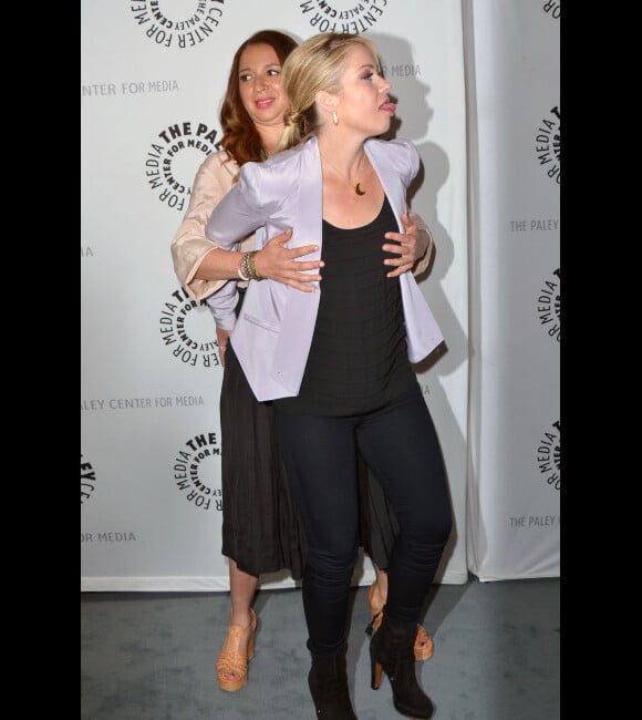 Christina Applegate et Maya Rudolph déchaînées lors d'une soirée organisée pour la série Up All Night, à Los Angeles, le 8 mai 2012