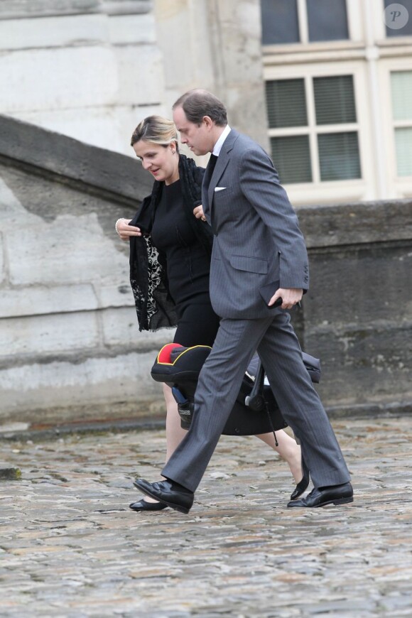 Le prince Jean d'Orléans, duc de Vendôme, et son épouse la princesse Philomena arrivent à l'église Notre-Dame du Val-de-Grâce vendredi 11 mai 2012 pour la messe de funérailles pour Emmanuelle de Dampierre. Leur petite princesse Antoinette, née le 28 janvier 2012, était présente avec eux.