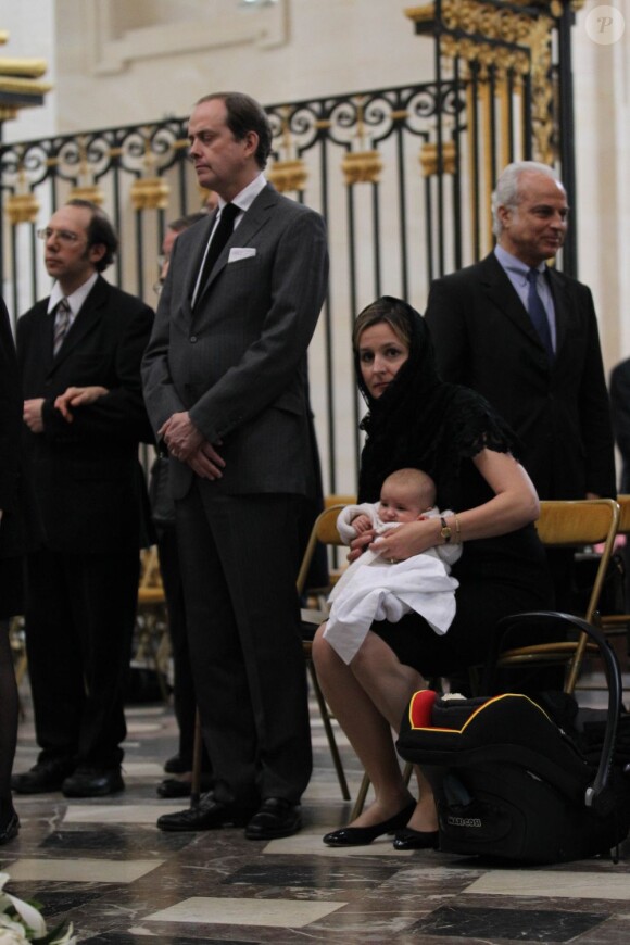 Le prince Jean d'Orléans, duc de Vendôme, et son épouse la princesse Philomena ont assisté vendredi 11 mai 2012 à la messe de funérailles pour Emmanuelle de Dampierre. Leur petite princesse Antoinette, née le 28 janvier 2012, était présente avec eux.