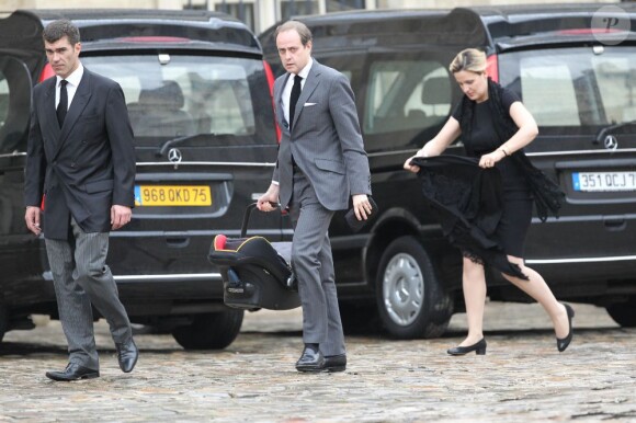 Le prince Jean d'Orléans, duc de Vendôme, et son épouse la princesse Philomena arrivent à l'église Notre-Dame du Val-de-Grâce vendredi 11 mai 2012 pour la messe de funérailles pour Emmanuelle de Dampierre. Leur petite princesse Antoinette, née le 28 janvier 2012, était présente avec eux.