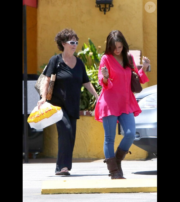 Jennifer Love Hewitt profite d'une journée avec sa mère aller chez Nail Garden pour une manucure et chez El Torito pour déjeuner le samedi 12 mai 2012 à Los Angeles