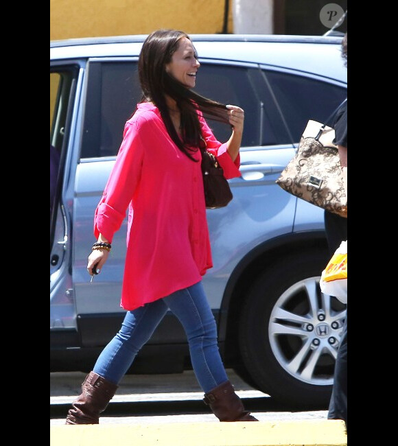 Jennifer Love Hewitt, resplendissante et souriante, emmène sa mère au Nail Garden pour une manucure et chez El Torito pour déjeuner le samedi 12 mai 2012 à Los Angeles