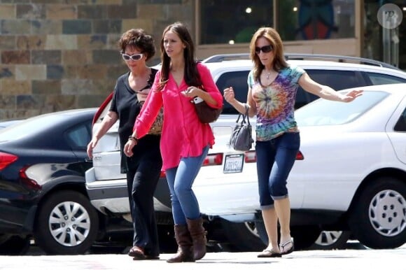 Jennifer Love Hewitt emmène sa mère au Nail Garden pour une manucure et chez El Torito pour déjeuner le samedi 12 mai 2012 à Los Angeles