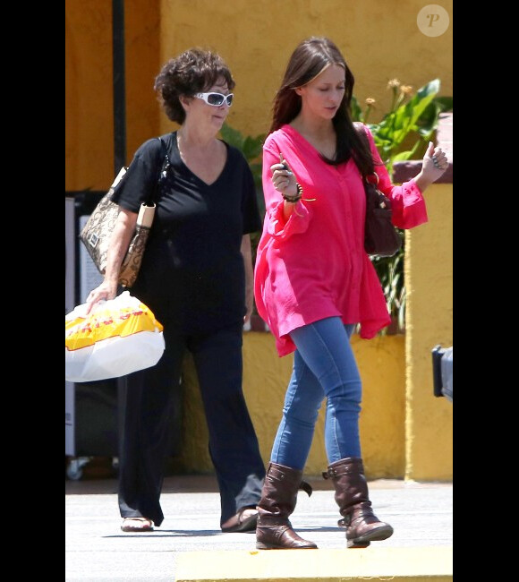 Jennifer Love Hewitt emmène sa mère au Nail Garden pour une manucure et chez El Torito pour déjeuner le samedi 12 mai 2012 à Los Angeles, avant la fête des mères