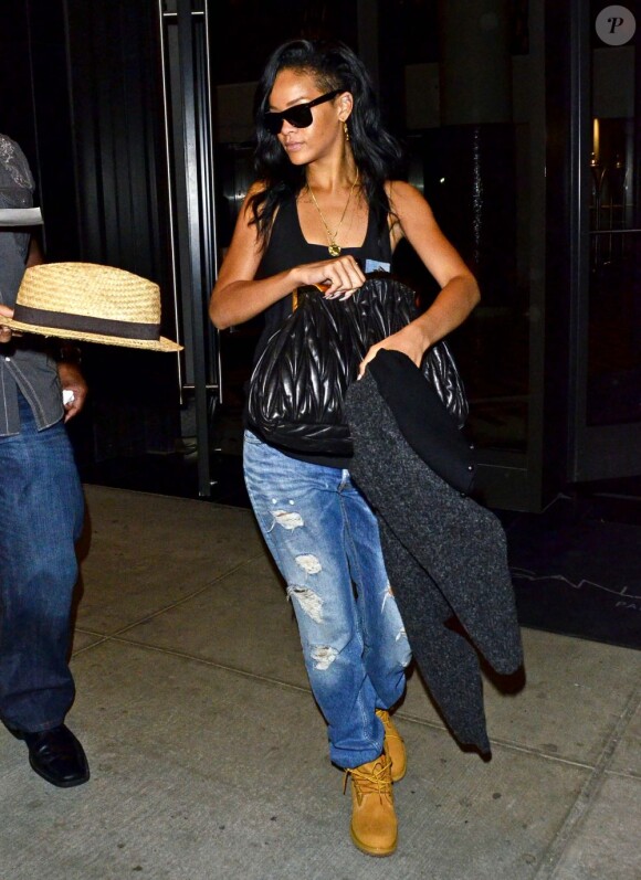 Après avoir dîné avec sa mère Monica Braithwaite, Rihanna est retournée à son hôtel pour un changement de tenue en express. New York, le 13 mai 2012.